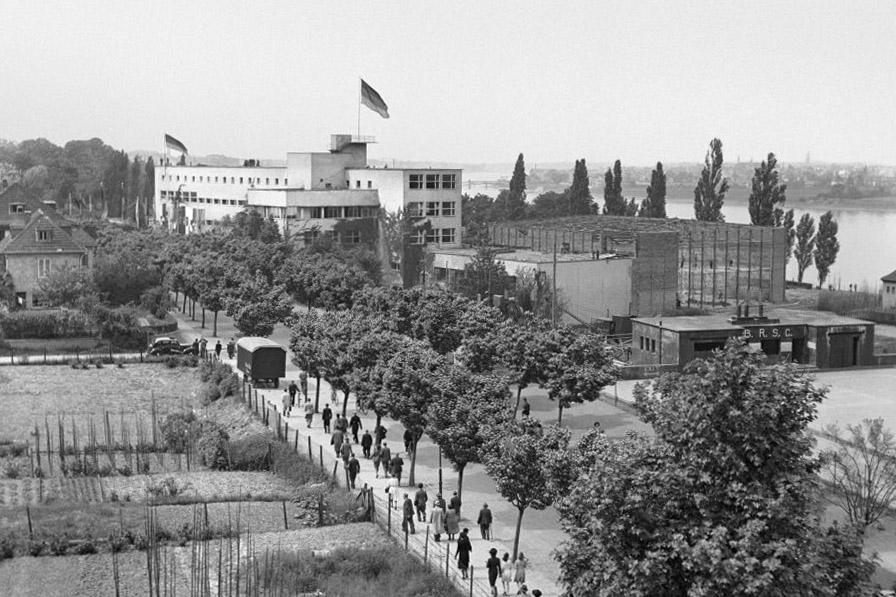 Blick auf die Pädagogische Akademie in Bonn von Süden am Tag der Grundgesetzverkündung (23. Mai 1949) mit Plenarsaalbaustelle